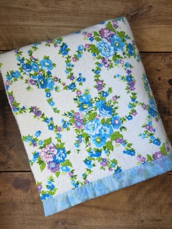 Vintage Esmond “Petite Rose” Blanket – White, Blue, Violet, Green - Picture 2 of 4